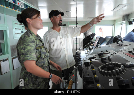 Royal Canadian Navy Lt. Terri McTavish erhält an Bord nautische Ausbildung an der Spitze von zivilen Mariner Tom Simmonson Stockfoto