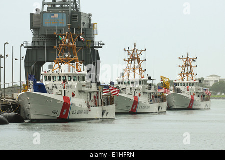 U.S. Coast Guard schnell reagierende Fräser USCGC Richard Etheridge (WPC-1102), USCGC Bernard C. Webber (WPC-1101) und USCGC William Stockfoto