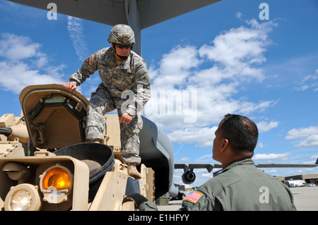 Ein US-Soldat, links, mit der 5. Staffel 15. Kavallerie-Regiment erhält Anweisungen von einer Luftwaffe Loadmaster mit laden Stockfoto