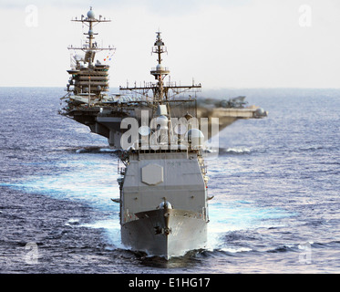 Der Lenkflugkörper Kreuzer USS Mobile Bay (CG 53), Front und dem Flugzeugträger USS John C. Stennis (CVN-74) sind im Gange ein Stockfoto