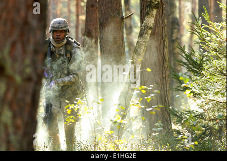 US Armee Sgt. Brandon Jemison, Europa Regional Medical Command zugewiesen durchläuft eine verrauchten testen Lane während th Stockfoto