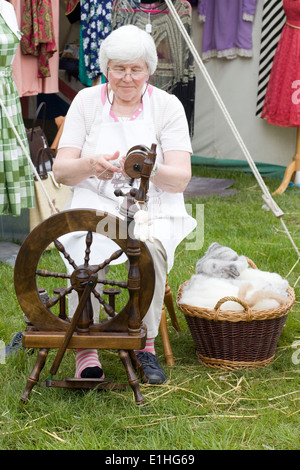 Dame mit einem Vintage Spinnrad Stockfoto