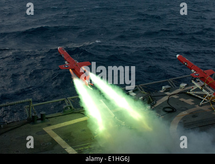 Eine Drohne der U.S. Navy BQM-74E startet im Brandfall live aus dem Flugdeck der Lenkflugkörper Fregatte USS Underwood (FFG-36) Stockfoto