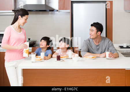 Glückliche Familie Frühstück Stockfoto