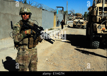 US Armee Sgt. Benjamin Angaiak, Alaska Army National Gardist und Mitglied der Farah Provincial Reconstruction Team secur Stockfoto