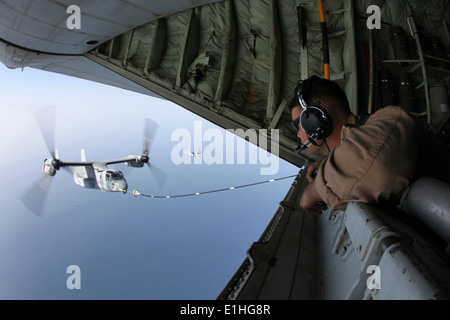 U.S. 5. Flotte Zuständigkeitsbereich (23. September 2012) - CPL Blaise Conway, ein KC-130J Last Meister und Arlington, Tennessee, Nativ Stockfoto