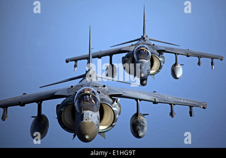 AV-8 Harriers mit Marine Medium Tiltrotor Squadron 261 (Stahlbeton), 24. Marine Expeditionary Unit, fliegen in Formation nach co Stockfoto