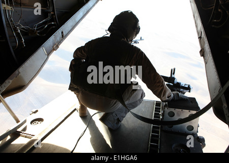 US Marine Corps Sgt. Jacob M. Luksha, ein Crewchef mit Marine Medium Tiltrotor Squadron (VMM) 161, Marine Aircraft Gruppe 16, Stockfoto