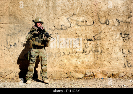 US Army Staff Sgt. James Bates, zieht mit Provincial Reconstruction Team (PRT) Farah, Sicherheit während einer Mission in die Richtung Stockfoto