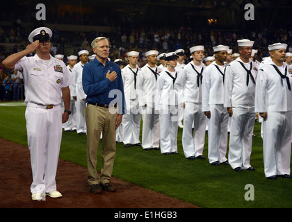 120925-N-UD469-266. SAN DIEGO (25. September 2012) Secretary Of The Navy (SECNAV) Ray Mabus legt seine Hand auf sein Herz während t Stockfoto