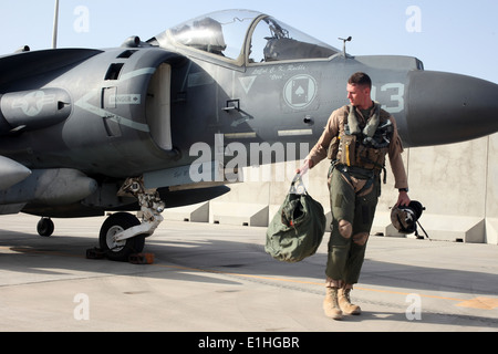 US Marine Corps Captain Stephen W. White, ein AV-8 b Harrier Luftfahrzeugführer mit Marine Attack Squadron (VMA) 211, Marine Flugzeug Stockfoto
