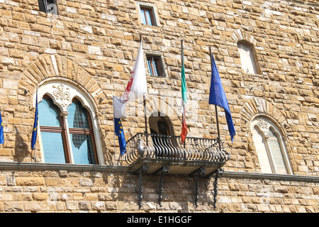 Flaggen auf dem Balkon des Palazzo Vecchio. Florenz, Italien Stockfoto