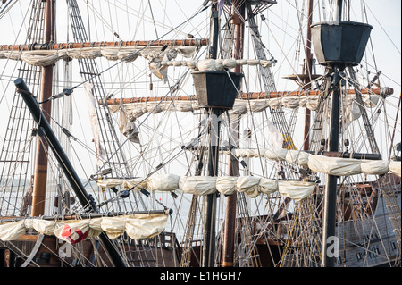 Rigging und Crow die Nester von einem Großsegler angedockt in Matanzas Bay in St. Augustine, Florida, USA. Stockfoto