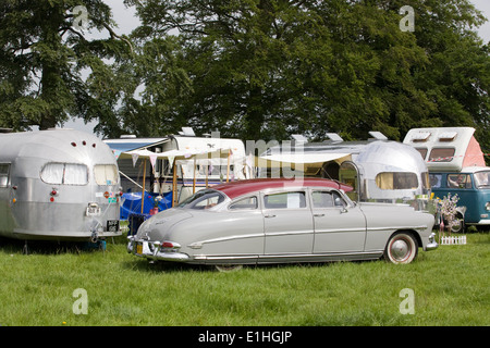 Hudson Hornet geparkt neben Air Stream Anhänger auf einem Vintage-Campingplatz in England UK Stockfoto