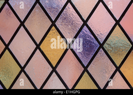 Glasmalerei mit Multi-farbigen Diamant-Muster als Hintergrund rosa-violett-Ton Stockfoto