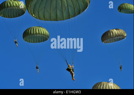 US Army Fallschirmjäger mit der 82. US-Luftlandedivision zu beteiligen in einem Drop-Personal während der großen Paket Woche (LPW) / gemeinsame Op Stockfoto