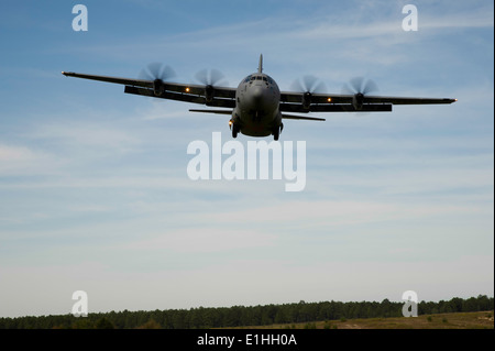 Ein Flugzeug der US Air Force C-130J Hercules landet auf der Geronimo-Landezone während der gemeinsamen operativen Zugang Übung (JOAX) 13 Stockfoto