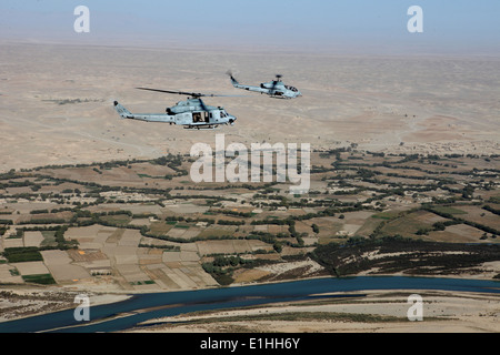 Ein US-Marine Corps UH-1Y Venom Transporthubschrauber, links, und einen Hubschrauber AH-1W Kobra beide Marine Licht Angriff H zugeordnet Stockfoto