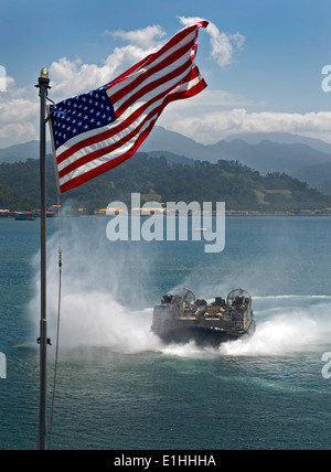 US Navy Landing Craft, bereitet Air Cushon (STERNS) 29 gut Deck des amphibischen Angriff Schiff USS Bonhomme Richa eingeben Stockfoto