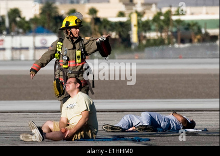 Ein Feuerwehrmann von Clark County Fire Department fordert Hilfe für ein Nellis Flieger handeln als ein Unfall während der 2012-Trie Stockfoto