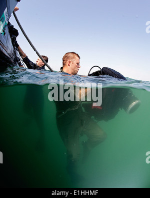 US Navy Diver 1. Klasse Walter Dishongh, links, und Navy Diver 3. Klasse Joe Ziemba, beide Mobile Tauchen und Salvag zugewiesen Stockfoto