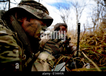 US Air Force Tech Sgt. Bobby Colliton und Staff Sgt Dane Hatley führen Kampf Überlebenstraining in der Nähe von Osan Air Base, South Stockfoto