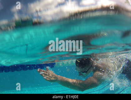 Im Ruhestand US Navy Waffenwart 3. Klasse Nathan DeWalt Praktiken Freistil schwimmen während der Verwundeten Krieger Schwimmen Praxis Nov. Stockfoto