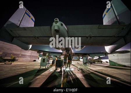 US Air Force Staff Sgt Marc Bapp, links, und Senior Airman James Weishaupt, Recht, 455. Expeditionary Aircraft Maintenance S Stockfoto