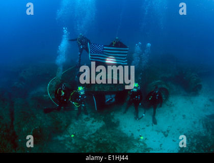 Von oben links, US Navy Chief Explosive Ordnance Entsorgung Techniker Matthew Harrison, Chief Navy Diver Eric Eberle, Marine Dive Stockfoto