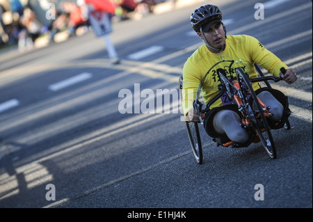 Ein US-Armee verwundete Krieger nähert sich der Ziellinie während der 28. jährlichen Armee zehn Miler in Washington, DC, 21. Oktober 2012 Stockfoto