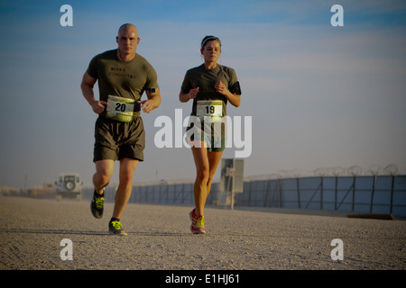 U.S. Marine Corps CPL. Jesse Swayze, links, eine Patrouille Supervisor mit 1. Law Enforcement Bataillon, regionaler Befehl Südwesten ( Stockfoto