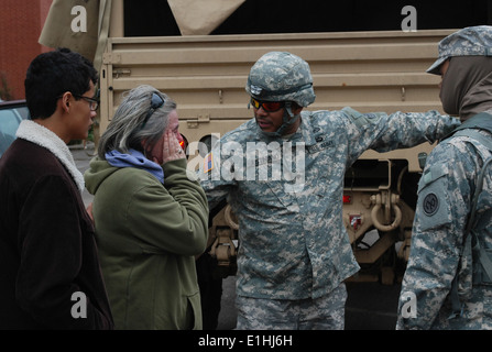 LONG BEACH, N.Y. – New York Army National Guard Spc. Francisco Justiniano Relais Informationen und Hilfe von Long Beach City Ha Stockfoto