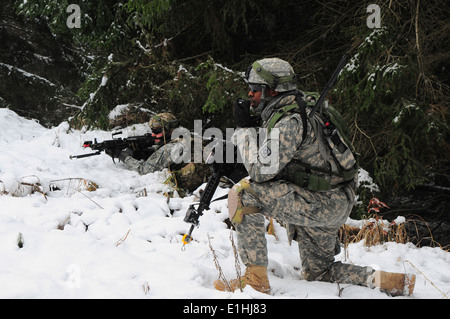 US-Armee Pfc William Tribuna und Sgt. Thomas Shorts aus dem 541st Ingenieur-Unternehmen ziehen Sicherheit während einer situativen traini Stockfoto