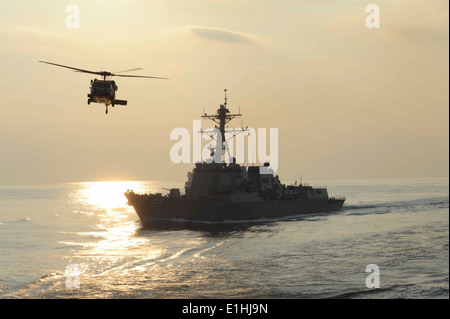 Ein US-Marine MH-60 s Knighthawk Hubschrauber zugewiesen, Hubschrauber Meer bekämpfen Squadron (HSC) 8 fliegt vorbei an den Lenkflugkörper Familienbesuch Stockfoto