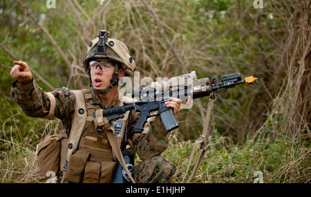 U.S. Marine Corps Lance Cpl. Daniel Wallace, ein MG-Schütze mit Unternehmen I, 3. Bataillon, 3. Marineregiment lenkt seine Fi Stockfoto