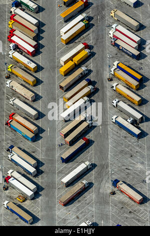 Luftaufnahme, LKW-Parkplatz bei IKEA Logistikzentrum Ellingshausen, Mengede, Dortmund, Ruhrgebiet, Nordrhein-Westfalen Stockfoto