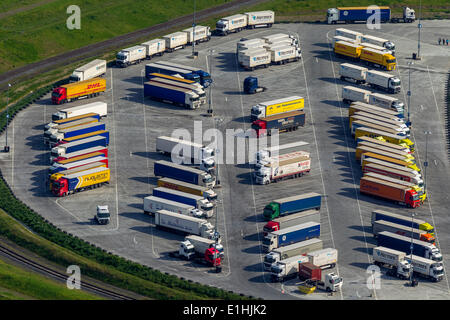 Luftaufnahme, LKW-Parkplatz bei IKEA Logistikzentrum Ellingshausen, Mengede, Dortmund, Ruhrgebiet, Nordrhein-Westfalen Stockfoto