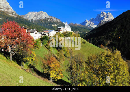 Colle Santa Lucia im Val Fiorentina Tal, Monte Pelmo Berg auf der Rückseite, Dolomiten, Provinz Belluno, Region Venetien Stockfoto