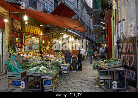 Gasse mit Markt Stände, den ältesten Markt in der Altstadt, Mercato della Vucciria, Palermo, Sizilien, Italien Stockfoto