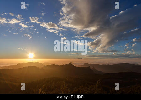 Blick vom Pico de Las Nieves auf Gran Canaria über Roque Nublo auf den Teide auf Teneriffa, La Culata, Risco Blanco Stockfoto