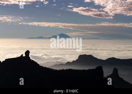 Blick vom Pico de Las Nieves auf Gran Canaria über Roque Nublo auf den Teide auf Teneriffa, La Culata, Risco Blanco Stockfoto