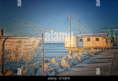 Hütte im Hafen Kanal von Cervia in Nord-Italien an der Adria Angeln Stockfoto