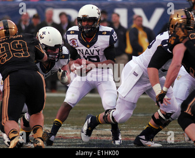 United States Naval Academy Quarterback Keenan Reynolds weicht U.S. Military Academy Verteidiger während der 113. Armee vs. Navy Fußball-g Stockfoto