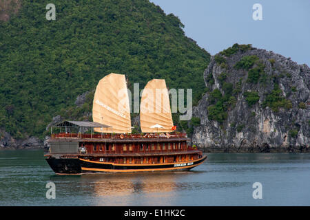 "Indochina Sails", einer Dschunke vor Kalksteinfelsen in der Halong-Bucht, Golf von Tonkin, Nord-Vietnam, Vietnam Stockfoto