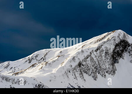 Schneebedeckte Gipfel, Bach, Lechtal Tal, Außerfern, Reutte, Tirol, Österreich Stockfoto