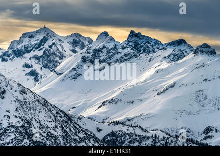 Lechtal Tal Gipfel im Winter, Bach, Lechtal Tal, Außerfern, Reutte, Tirol, Österreich Stockfoto