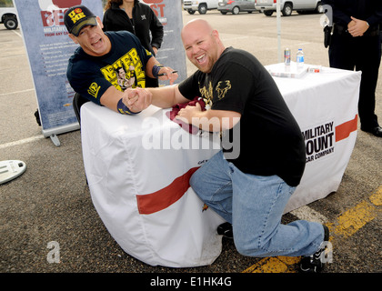 World Wrestling Entertainment Inc. Sportler John Cena Arm ringt mit einem Ventilator an der Norfolk Navy Exchange während seines Besuchs in N Stockfoto