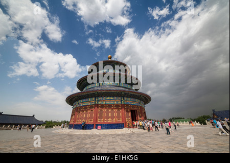 Touristen besuchen Hall des Gebets für gute Ernten, das Hauptgebäude im Tempel des Himmels Stockfoto