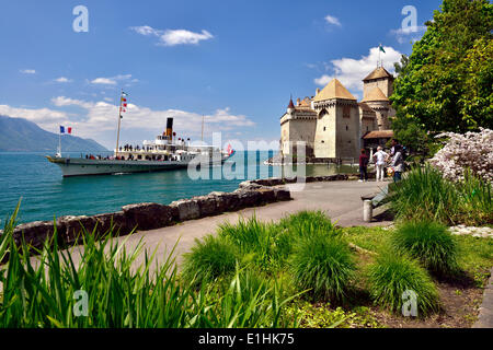 Dampfschiff auf dem Genfersee, Château de Chillon oder das Schloss Chillon auf der Rückseite, in der Nähe von Montreux Veytaux, Kanton Waadt, Schweiz Stockfoto