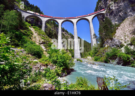 Ein Zug der Rhätischen Bahn auf dem Landwasser Viadukt, UNESCO-Weltkulturerbe, in der Nähe von Filisur, Kanton Graubünden Stockfoto